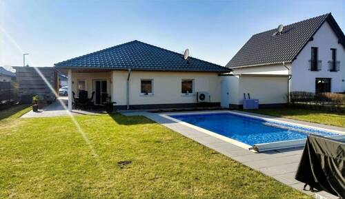 Ansicht Gartenseite - Moderner Bungalow (Baujahr 2019) - Barrierefrei, energieeffizient und modern ausgestattet