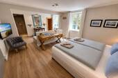 Großzügiges Schlafzimmer mit Badewanne, Dusche und Sauna - 