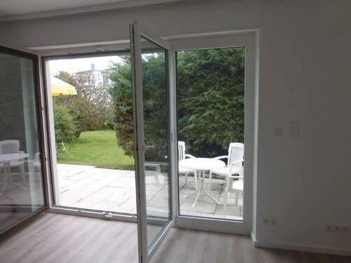 Blick auf Terrasse und Garten - 3 Zimmer Etagenwohnung zur Miete in Forchheim