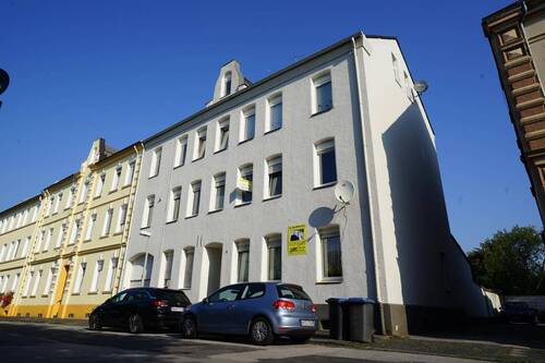 Hausansicht - Mehrfamilienhaus mit einer 95 m² freien, renovierungsbedürftigen Wohnung .