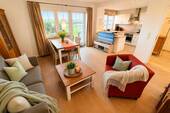Helles Wohn- und Esszimmer mit Zugang zur Südterrasse und offener Küche - Terrassenwohnung mit 95,00 m&sup2; in Nieblum zum Kaufen