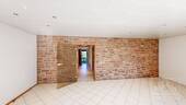 EG - Wohnzimmer - Sandsteinwand - 