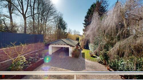 Blick vom Balkon auf Doppelgarage - 