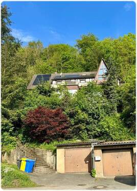 Bild1 - Stadtleben und Naturgenuss: Flexibel nutzbares Doppelhaus mit Garagen und angrenzendem Waldgrundstück!