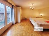 OG Schlafzimmer mit Balkon.jpg - 