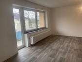 Wohnzimmer - NETTER NACHMIETER GESUCHT * INDIVIUELL AUFGETEILT * GROSSZÜGIGES WOHNZIMMER * SCHÖNE LOGGIA