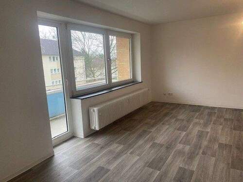 Wohnzimmer - NETTER NACHMIETER GESUCHT * INDIVIUELL AUFGETEILT * GROSSZÜGIGES WOHNZIMMER * SCHÖNE LOGGIA