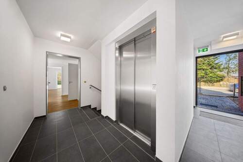 Eingangsbereich mit Personenaufzug
- 