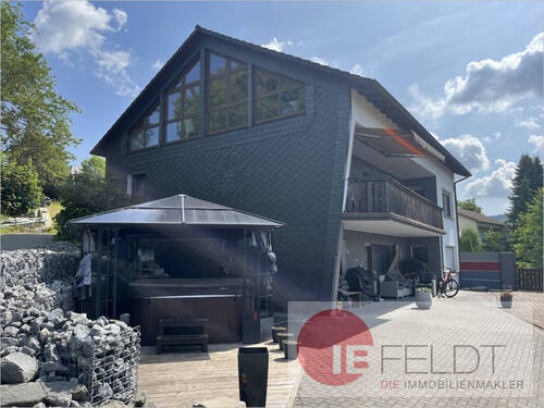 Ansicht aufs Haus von der Einfahrt - 