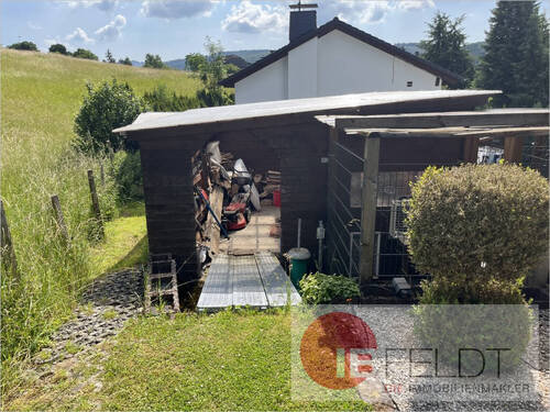 Ansicht auf Werkzeugschuppen hinterm Haus - 