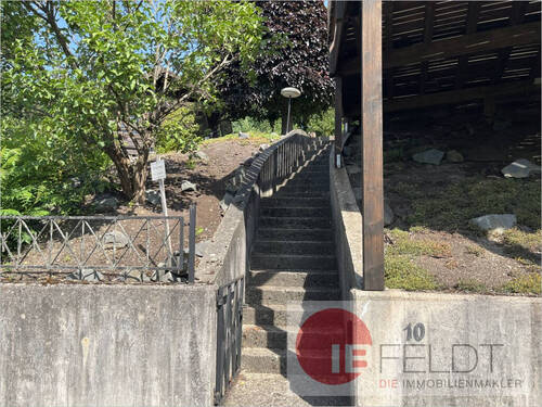 Treppenaufgang von der Straße zur Terrasse - 