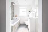 Badezimmer mit Wanne (2).jpeg - 