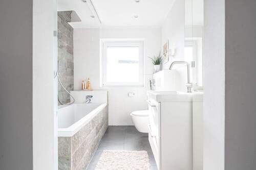 Badezimmer mit Wanne (2).jpeg - 