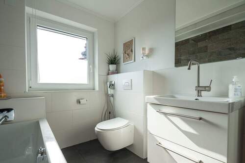 Badezimmer mit Wanne (3).jpeg - 