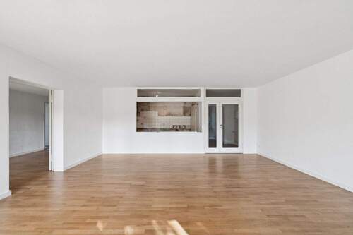 Blick in die Küche - 5 Zimmer Etagenwohnung in Berlin