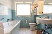 1. OG links Wannenbad mit Fenster - 