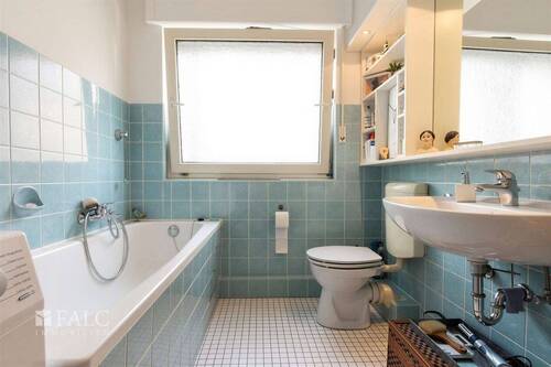 1. OG links Wannenbad mit Fenster - 