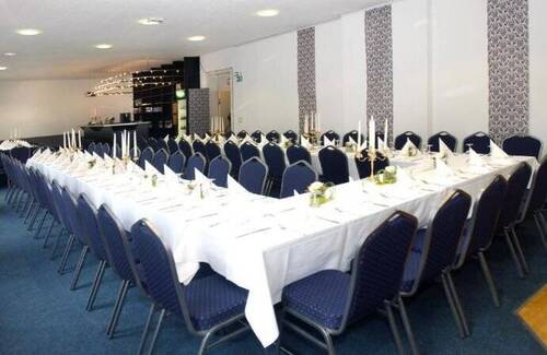 Kleinkunstbühne Bsp. Festtafelbestuhlung - Einfamilienhaus in Brandenburg an der Havel - unmittelbare Citylage zur Miete