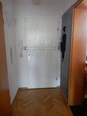 Eingangstür mit Panzerriegel - 3 Zimmer Etagenwohnung in Krefeld