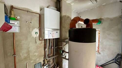 Hausanschlussraum mit Erdgas-Therme - 