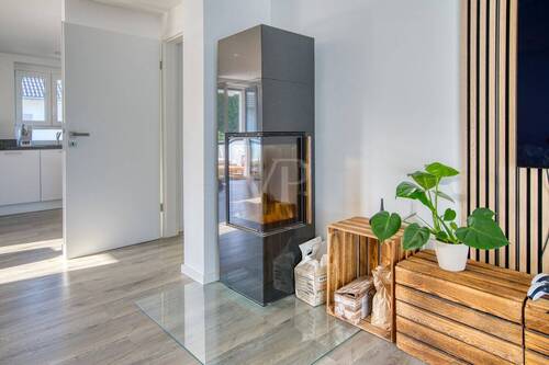 moderner Kamin im Erdgeschoss und Obergeschoss - 