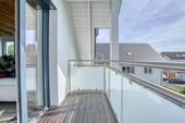 Balkon im Dachgeschoss mit Glasgeländer - 