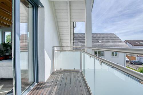 Balkon im Dachgeschoss mit Glasgeländer - 