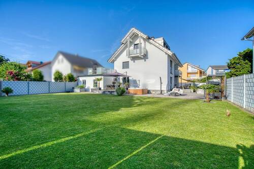 Weitläufige, ebene Rasenfläche mit gepflasterter Terrasse - 6 Zimmer Mehrfamilienhaus, Wohnhaus zum Kaufen in Offenburg