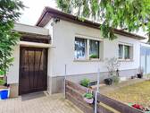 Hausansicht - Kleines Häuschen mit schönem Grundstück in toller Lage