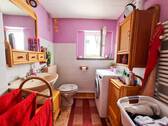 hinteres Badezimmer mit Fenster - 