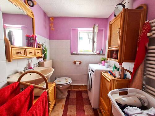 hinteres Badezimmer mit Fenster - 