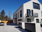 Haus von Außen 2 - Etagenwohnung mit 28,00 m&sup2; in Unterföhring zur Miete