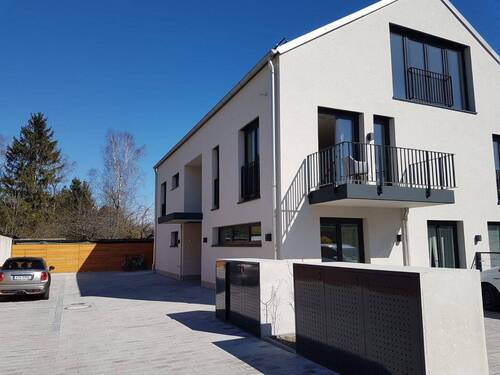 Haus von Außen 2 - Etagenwohnung mit 28,00 m&sup2; in Unterföhring zur Miete