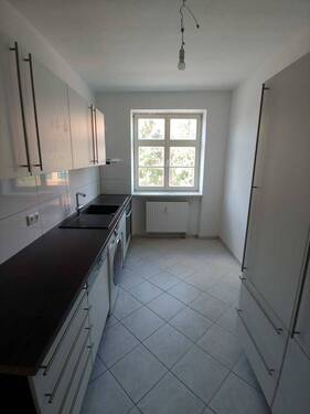 Küche mit EBK zum Gebrauch - 4 Zimmer Etagenwohnung in Magdeburg