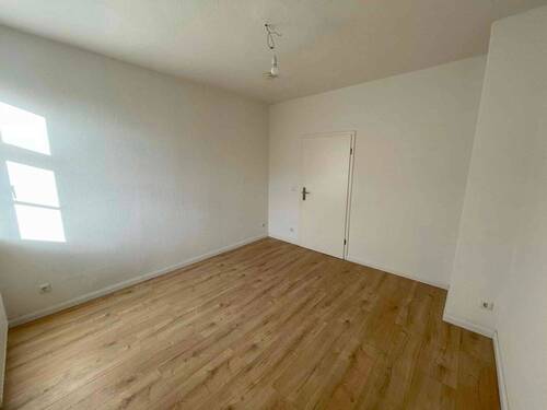 Schlafzimmer - Blick zur Tür - 