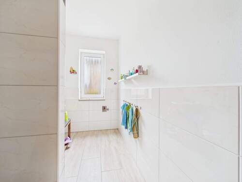 WC - Mehrfamilienhaus, Wohnhaus mit 160,00 m&sup2; in Meddewade zur Miete