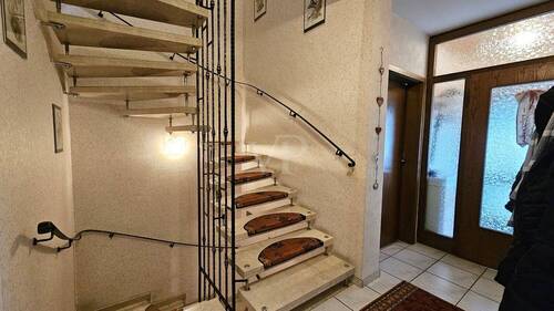 Windfang / Treppe EG - 8 Zimmer Doppelhaushälfte in Ansbach