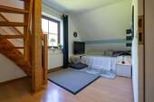 Zimmer + Treppe zum Spitzboden - 