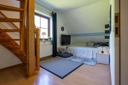 Zimmer + Treppe zum Spitzboden - 