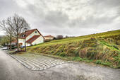 Anwohnerstraße mit Blick auf das Grundstück - 