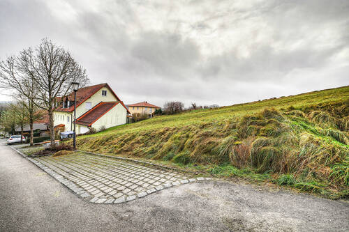 Anwohnerstraße mit Blick auf das Grundstück - 
