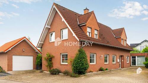 Außenansicht 1 - Sofort bezugsfreies MFH mit 2 Wohneinheiten, Garten, Garage, EBK und Terrasse in beliebter Lage