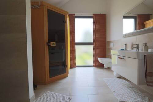 Großzügiges Duschbad mit Sauna im Obergeschoss - 