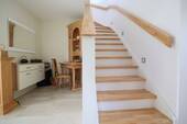 Eingangsbereich mit Treppenaufgang - 4 Zimmer Einfamilienhaus in Buchholz in der Nordheide