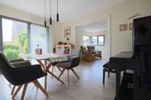 Helles Esszimmer mit Terassenzugang - 