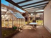 Gewächshaus und überdachte Terrasse Eingang - 8 Zimmer Mehrfamilienhaus, Wohnhaus zum Kaufen in Aalen
