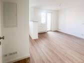 Wohnzimmer mit Küche - 3 Zimmer Etagenwohnung in Leipzig