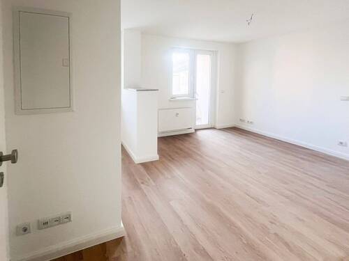 Wohnzimmer mit Küche - 3 Zimmer Etagenwohnung in Leipzig