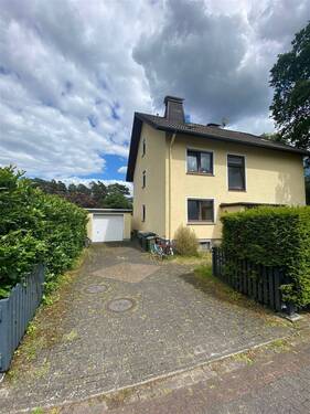 1 - Mehrfamiliehaus in ruhiger Lage auf großen Grundstück mit zwei Garagen