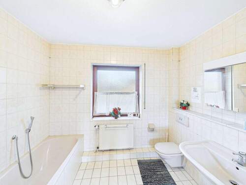 Badezimmer OG - Doppelhaushälfte mit 151,50 m&sup2; in Garbsen zum Kaufen